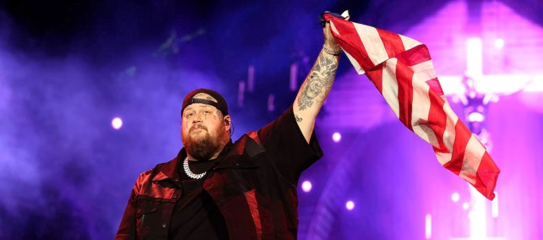 Jelly Roll Hibur Penggemar di Virginia Beach